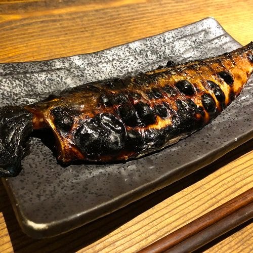 黒皿にのった焼き魚