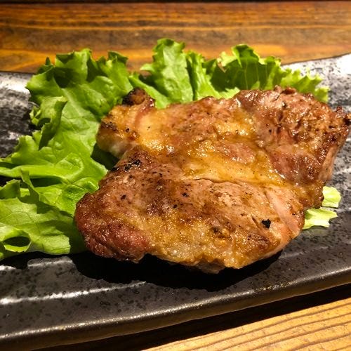 野菜が添えられた鶏モモ肉