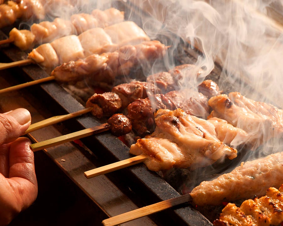 鳥取県産の新鮮な大山鶏を
紀州備長炭で焼きあげます