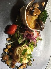 帆立のリソレ サバラン仕立て 手長海老とタラバガニのラビオリ