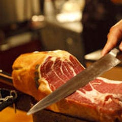 パルマ産プロシュートは目の前でカット ワインに良く合います！