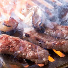 活気のある店内で、元気いっぱいのスタッフがおもてなしします
