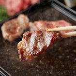 石焼きでじっくり焼いた牛を熱々のまま召し上がれ