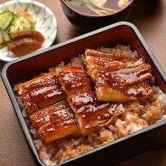 うなぎは店でさばいて串打ちし、炭火でふっくら手焼き