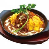 牛肉ときのこのごちそうシチューオムライスは人気NO
2だよー☆