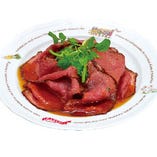 根強い人気のラケルのローストビーフ。ワインと共にどうぞ。