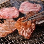 火力の強い炭火で職人が一枚一枚丁寧に焼き上げます。