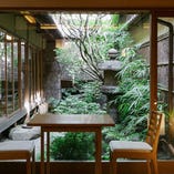 【季節を映す】
坪庭は初代栗栖熊三郎の発案により造られました