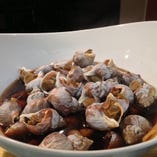 大皿料理の中でも人気の、つぶ貝の甘辛煮！