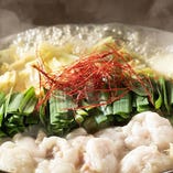 【寒い夜には炙りもつ鍋】当店自慢のおいしい醤油スープでつくった『近江牛のもつ鍋』は、冬を筆頭に大変人気の一品！こだわりのもつと厳選野菜の甘みが特徴。