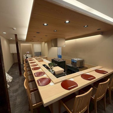 京都 鮨 松廣_職人の技を間近で楽しむ。白木のコの字型カウンター席