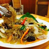 チャプチェ：韓国の春雨野菜炒め。祝い料理。