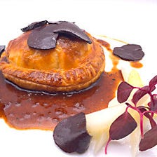 Foie gras en croût sauce truffes au balsamique
フォアグラのパイ包み焼き　トリュフバルサミコソース