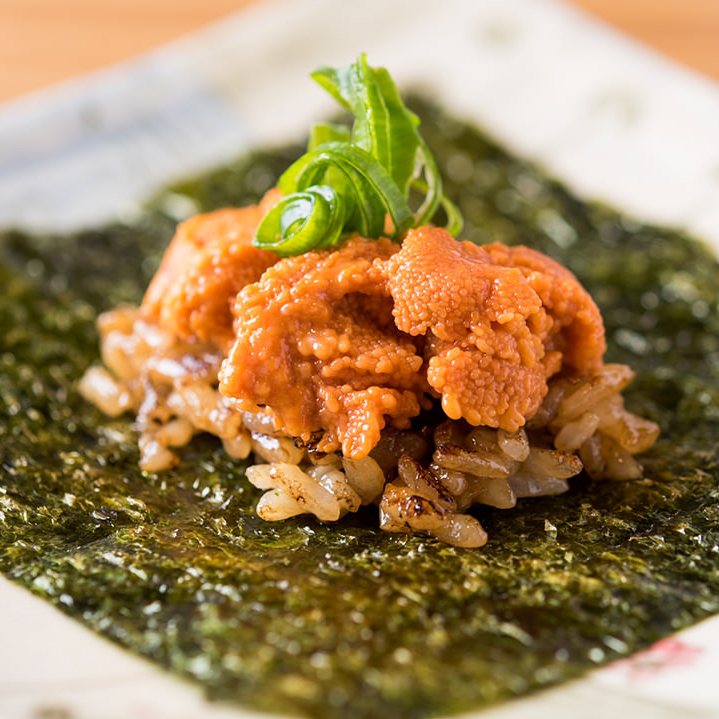 生雲丹を贅沢にトッピングした「生雲丹と焼き飯の海苔巻き」