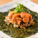 生雲丹と焼き飯の海苔巻き　Fride rice with row seaurchin hand roll