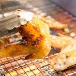 【ブランド鶏】
人気の「阿波尾鶏手羽先炙り焼き」は必食！