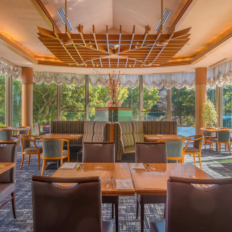 ホテルマイステイズプレミア成田 レストラン ガーデニア_庭園の見えるテーブル席