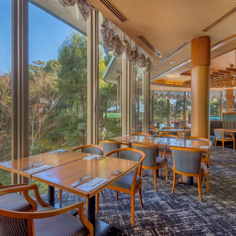 ホテルマイステイズプレミア成田 レストラン ガーデニア_窓際テーブル席