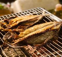 日本酒 炉端焼き 郷味本店 自慢の食材 天然魚を無添加でこだわりの塩で作る自家製一夜干し ぐるなび