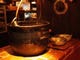大きな鉄鍋で煮込む「ネイビービーンスープ」