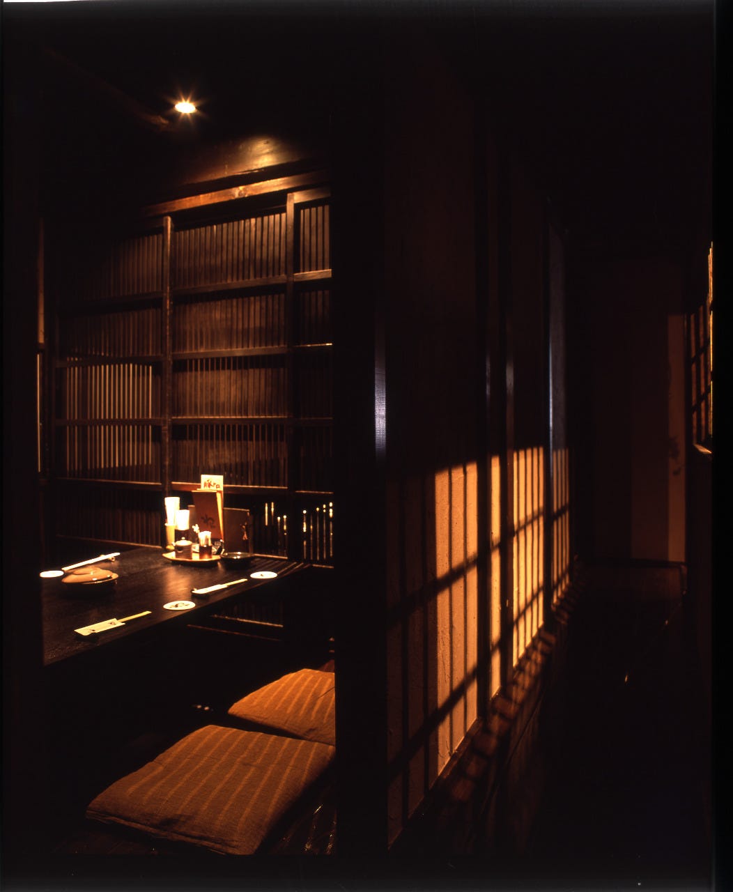 座布団が敷かれた個室居酒屋 くいもの屋わん コビルナ町田店の店内