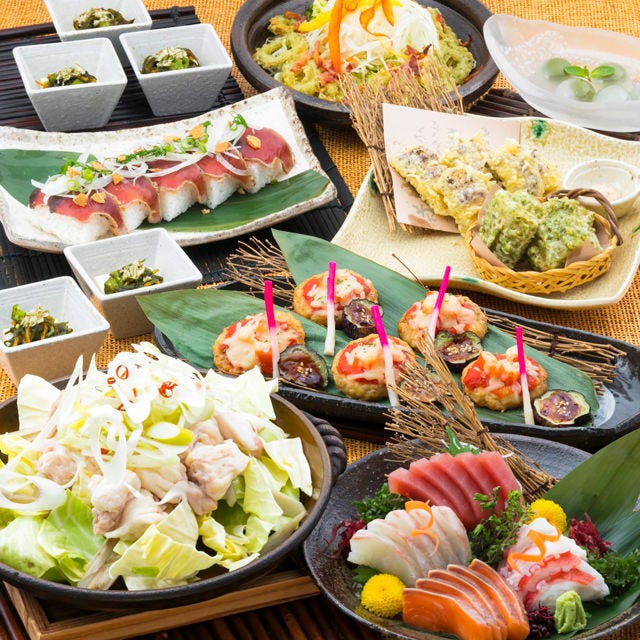 お刺身や天ぷらなどが並べられた個室居酒屋 くいもの屋わん コビルナ町田店の料理