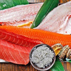 毎日獲れたての新鮮魚介がお店に届けられます♪