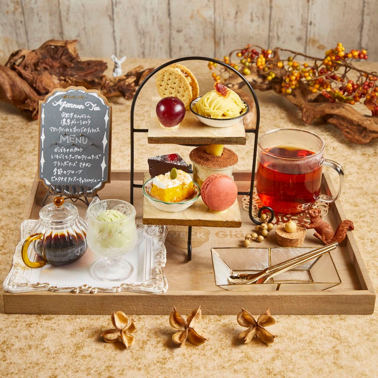 スタンドや小皿にのったスイーツ、紅茶が並ぶ梅田阪急三番街リバーカフェの私だけの小さなアフタヌーンティー