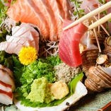 【新鮮魚介を楽しむ】
四季折々の鮮魚を様々な調理方法でご提供