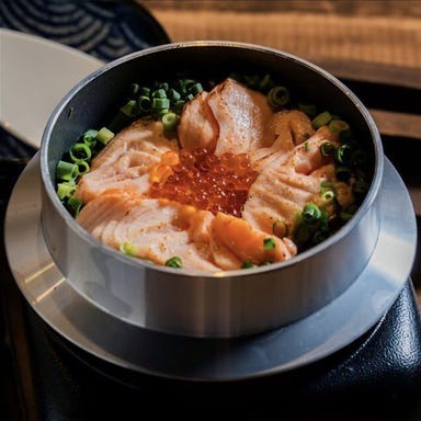 【個室完備】つまみ寿司と炉端焼き はなこま 東京駅前店_【名物:釜飯】