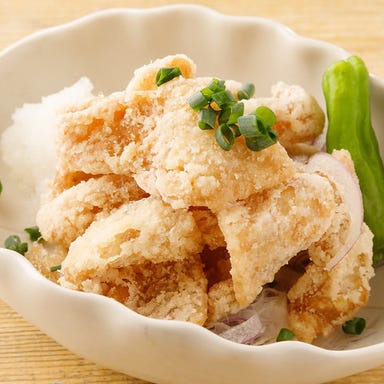 【個室完備】つまみ寿司と炉端焼き はなこま 東京駅前店_鶏皮ポン酢