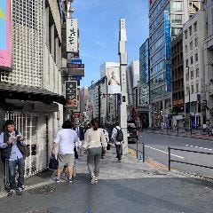六本木交差点を左側（東京タワー方向）に曲がります。