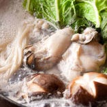 ぐつぐつ煮立った牡蠣鍋！牡蠣と野菜エキスがスープに溶け込み、鮮度満点！