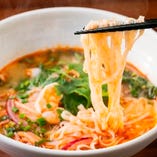 『トムヤムクンフォー』は世界3大スープのトムヤムクンにフォーが入った料理