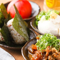 串カツを待つ間に一品メニューとお酒でまず、一杯♪