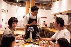 坪内シェフによる自然素材で作られた空間をお楽しみになれます。