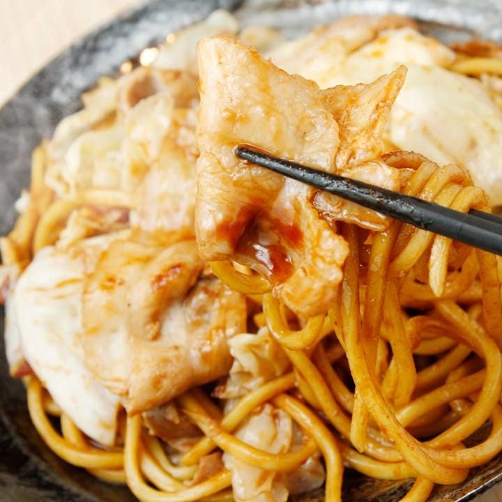 器に盛られた焼きそば 豚