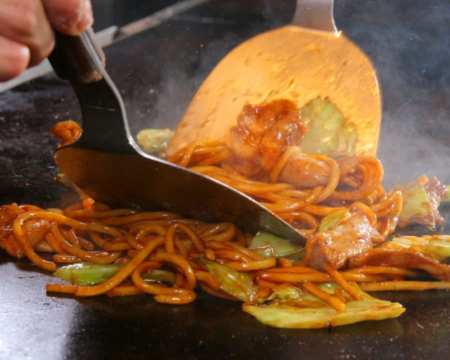 コースの〆には、鉄板焼きそばをご用意！
専門店の味をどうぞ！