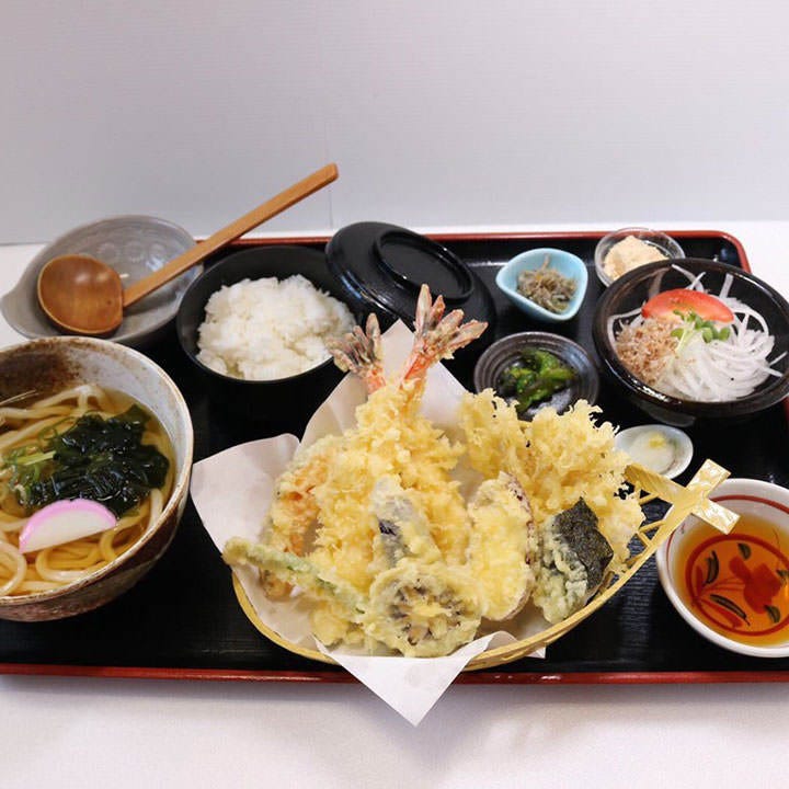 カラッと揚げた「天ぷら」と「うどん」が楽しめるお得な御膳