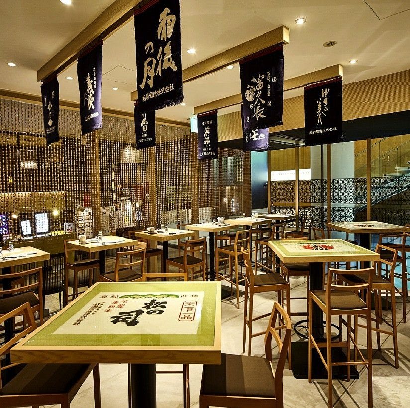 虎連坊 ヒルトンプラザウエスト店_【4名様テーブル席】広々とした空間で気軽に楽しめるテーブル席！