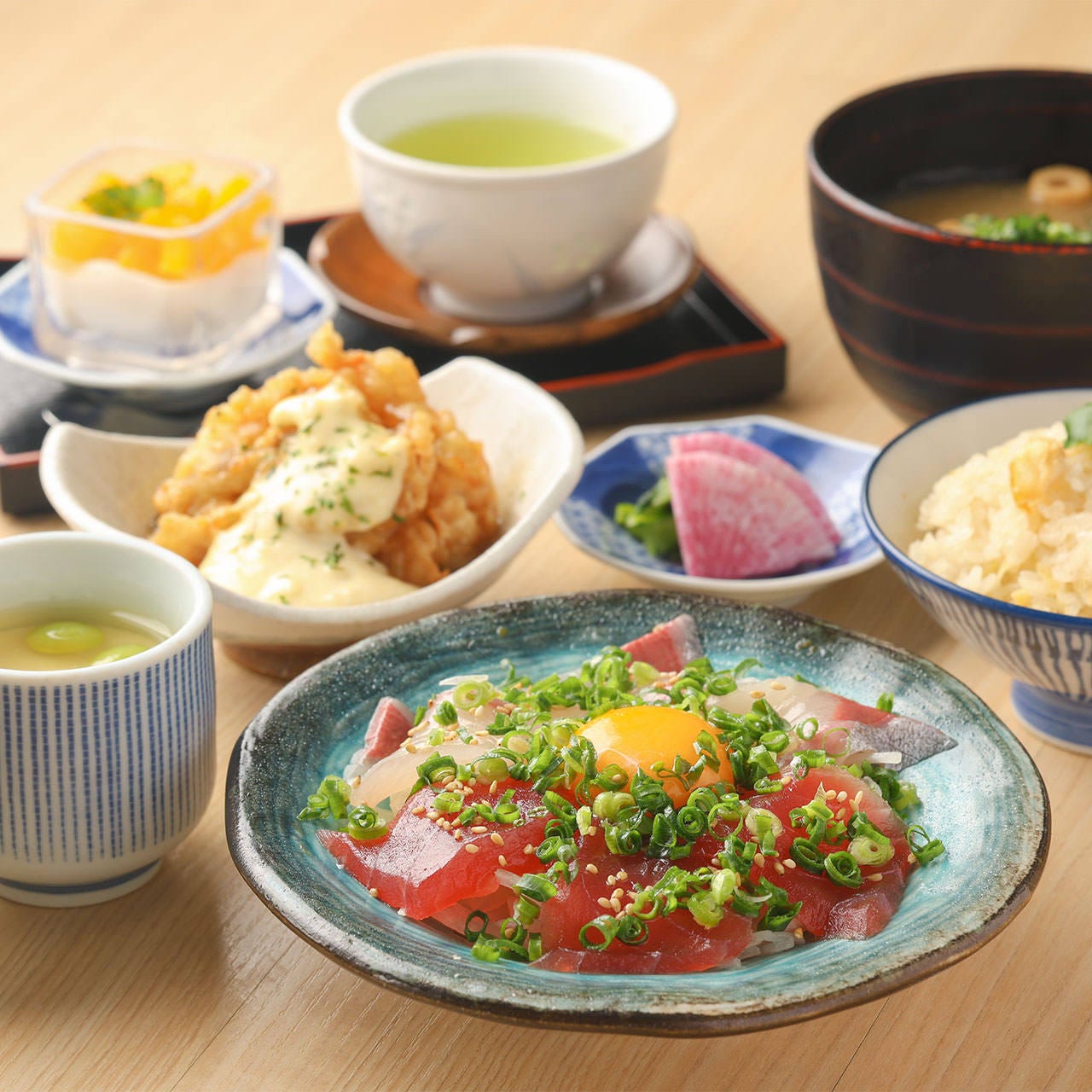 虎連坊 ヒルトンプラザウエスト店_鯛めし　×　夏味
虎のランチメニュー