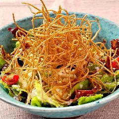 虎連坊 ヒルトンプラザウエスト店_蕎麦あられと自家製タルタルのシーザーサラダ