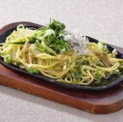 虎連坊 ヒルトンプラザウエスト店_釜揚げしらすとザーサイの九条葱塩焼きそば