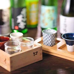 虎連坊 ヒルトンプラザウエスト店_日本酒四種飲み比べイロハニ枡