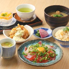 虎連坊 ヒルトンプラザウエスト店_【鯛めし 食べ放題】カンパチと鮪の胡麻刺しユッケ膳
