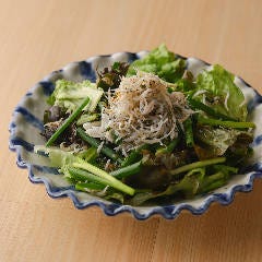 虎連坊 ヒルトンプラザウエスト店_釜揚げしらすのグリーンサラダ　チョレギドレッシング