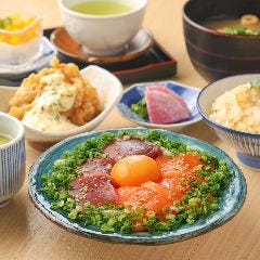 虎連坊 ヒルトンプラザウエスト店_【鯛めし 食べ放題】鰹とカンパチの胡麻刺しユッケ膳