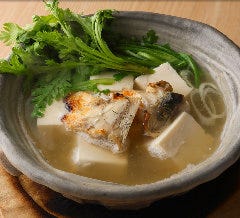 京豆腐と春菊のふぐ出汁湯豆腐 虎連坊 ヒルトンプラザウエスト店_京豆腐と春菊のふぐ出汁湯豆腐