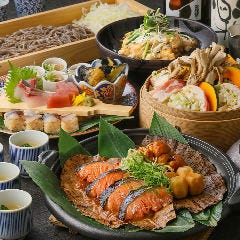 虎連坊 ヒルトンプラザウエスト店_楽【秋鮭の朴葉焼き&times;黒豚のセイロ蒸しを愉しむ秋味覚コース】《日本酒5種入り飲み放題付》