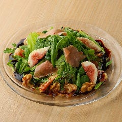 虎連坊 ヒルトンプラザウエスト店_無花果と春菊の生ハムサラダ